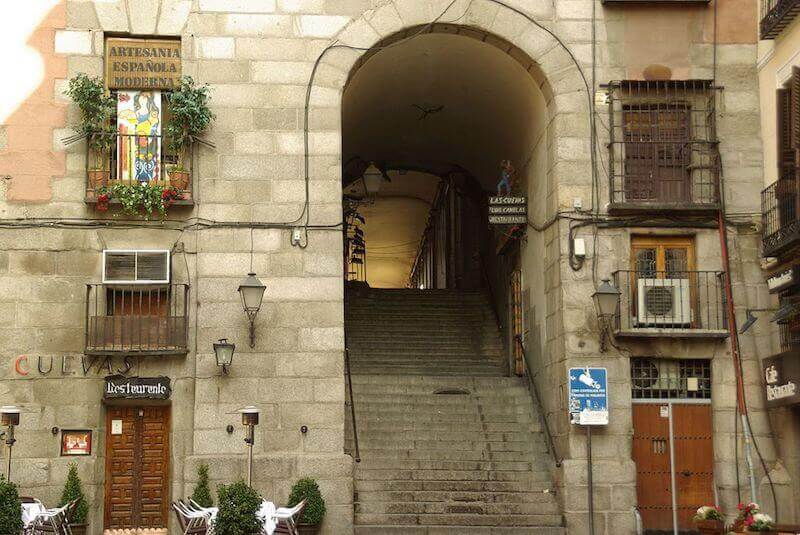 Arco de Cuchilleros in Madrid