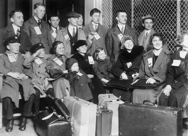 Immigrants to Ellis Island