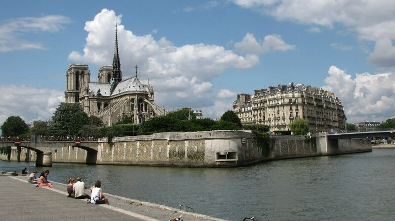 Picnic along the Seine in Paris