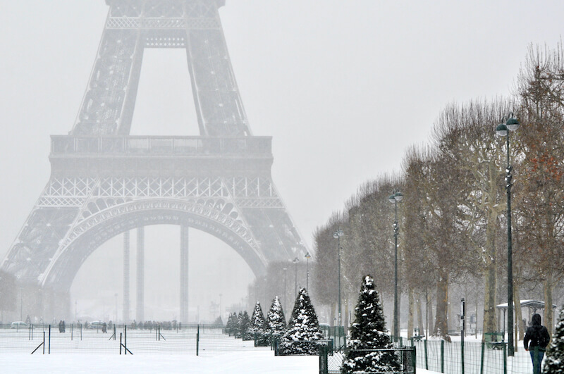 solo europe in winter - Eiffel Tower, Paris in the snow