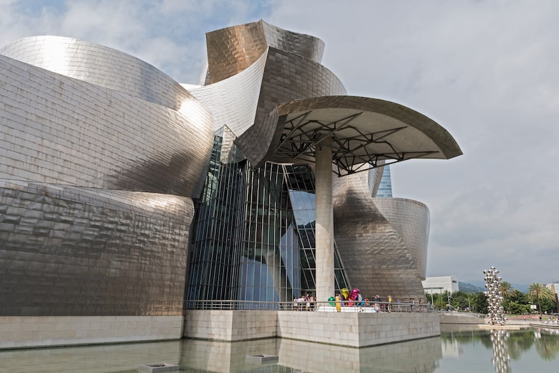 Bilbao travel guide: Guggenheim Museum side view