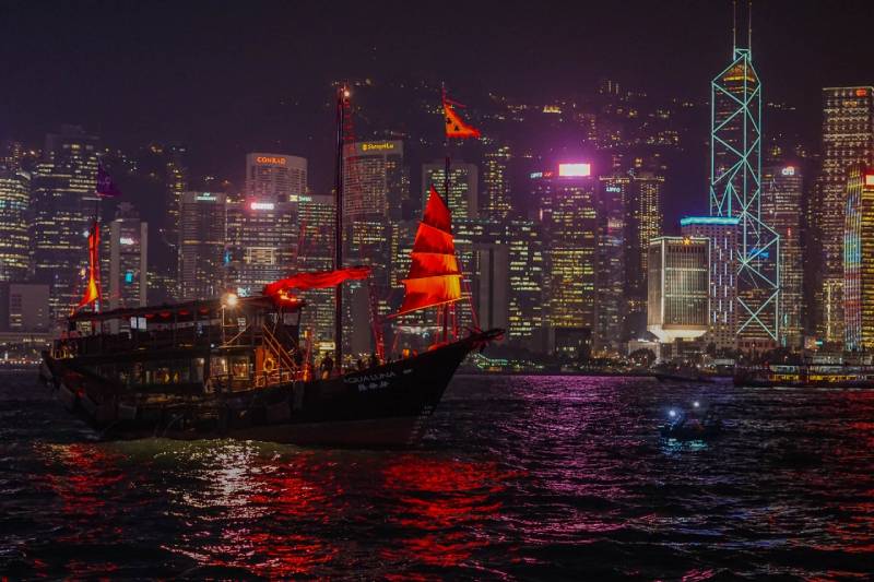 Hong Kong Aqua Luna junk boat